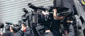 Der Unsichtbare. Reporter filmen das Garagentor des Gerichts, in dem Julian Assange seinen Termin hatte. Foto: rtr