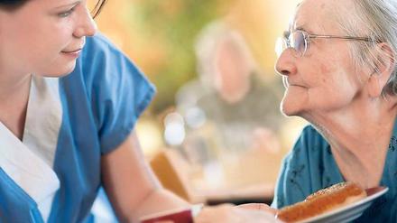 Problemfall Pflege. Die Zahl der Pflegebedürftigen steigt, die der Pflegekräfte nicht. Foto: imagebroker/vario images