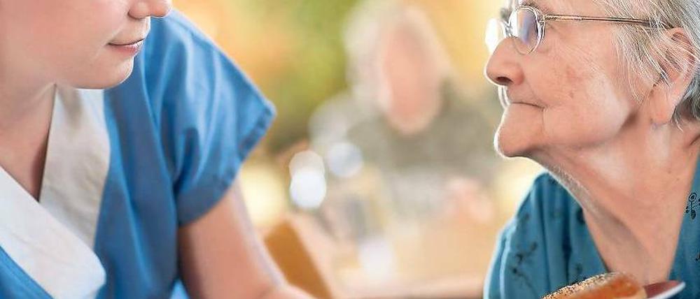 Problemfall Pflege. Die Zahl der Pflegebedürftigen steigt, die der Pflegekräfte nicht. Foto: imagebroker/vario images