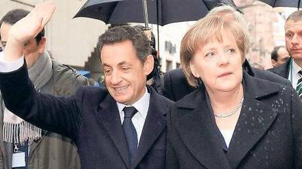 Gemeinsam unterm Schirm. Mehr Geld für die Rettung des Euro wollen Nicolas Sarkozy und Angela Merkel auf keinen Fall locker machen.