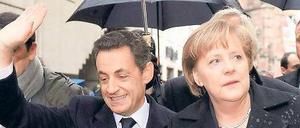 Gemeinsam unterm Schirm. Mehr Geld für die Rettung des Euro wollen Nicolas Sarkozy und Angela Merkel auf keinen Fall locker machen. 