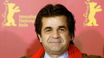 Der Regisseur Jafar Panahi war Ehrengast der Berlinale 2010, hier ist er als Gewinner des Silbernen Bären 2006 für den Film „Offside“ zu sehen.