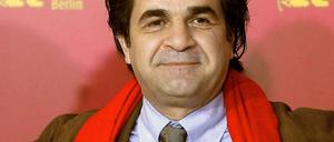 Der Regisseur Jafar Panahi war Ehrengast der Berlinale 2010, hier ist er als Gewinner des Silbernen Bären 2006 für den Film „Offside“ zu sehen.