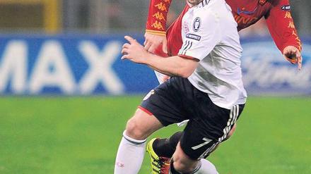 Nur nach vorne schauen. Für Bayerns Franck Ribéry, hier gegen Matteo Brighi vom AS Rom, hat der Europapokal jetzt Priorität. Foto: AFP