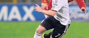 Nur nach vorne schauen. Für Bayerns Franck Ribéry, hier gegen Matteo Brighi vom AS Rom, hat der Europapokal jetzt Priorität. Foto: AFP