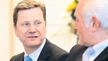 Abrechnung: Der FDP-Fraktionschef in Schleswig-Holstein, Wolfgang Kubicki (re.), zeichnet ein desolates Bild seiner Partei und vergleicht die Situation mit der „Spätphase der DDR“. Die Äußerungen bringen Parteichef Guido Westerwelle in Zugzwang.