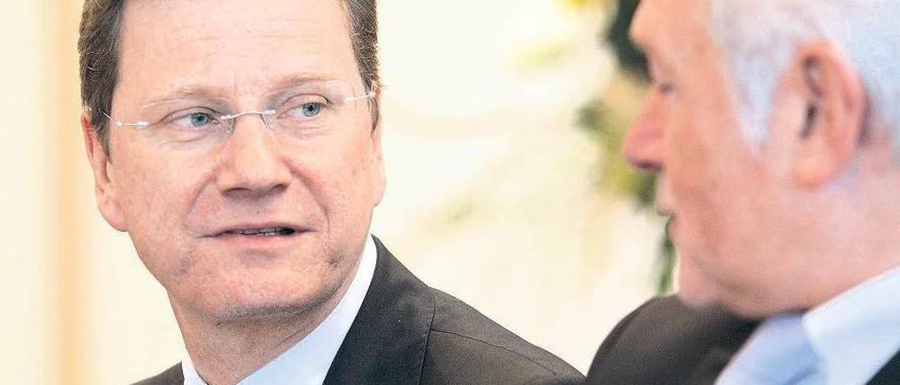 Abrechnung: Der FDP-Fraktionschef in Schleswig-Holstein, Wolfgang Kubicki (re.), zeichnet ein desolates Bild seiner Partei und vergleicht die Situation mit der „Spätphase der DDR“. Die Äußerungen bringen Parteichef Guido Westerwelle in Zugzwang. 