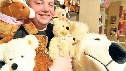 Ein Tag zum Kuscheln. Der Spielzeughändler Ingo Herpolsheimer hat in Steglitz noch ausreichend Plüschtiere auf Lager. Foto: Zinken