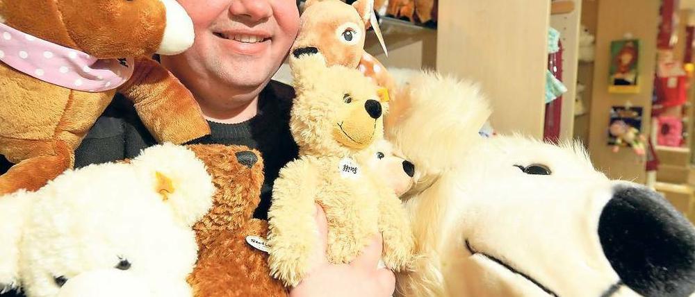 Ein Tag zum Kuscheln. Der Spielzeughändler Ingo Herpolsheimer hat in Steglitz noch ausreichend Plüschtiere auf Lager. Foto: Zinken