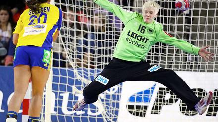 Torfrau Clara Woltering war noch die beste deutsche Spielerin bei der 25:27-Niederlage gegen Schweden.