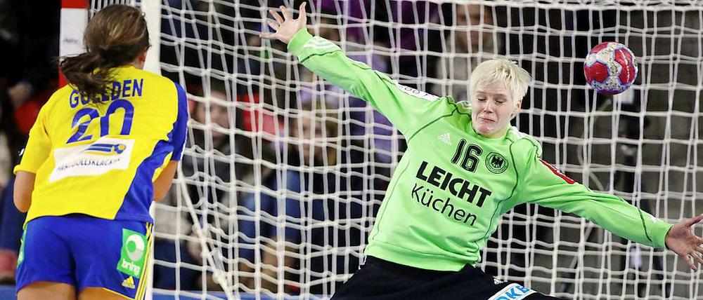 Torfrau Clara Woltering war noch die beste deutsche Spielerin bei der 25:27-Niederlage gegen Schweden.