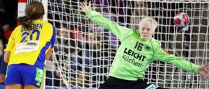 Torfrau Clara Woltering war noch die beste deutsche Spielerin bei der 25:27-Niederlage gegen Schweden.