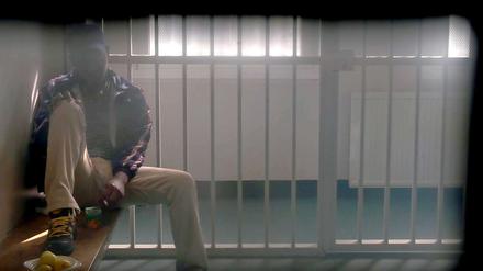 Ein Mann aus Afrika im Abschiebegewahrsam in Berlin-Köpenick.