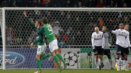 Sebastian Prödl trifft zum Entsetzen der Inter-Abwehr zum 1:0 für Werder.