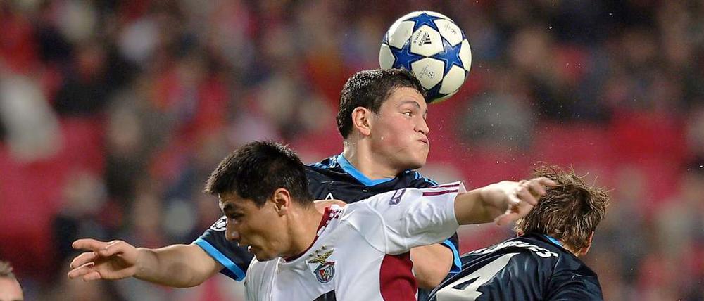 Schalkes Kyriakos Papadopoulos gewinnt dieses Kopfballduell gegen Oscar Cardozo und Benedikt Höwedes.