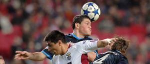 Schalkes Kyriakos Papadopoulos gewinnt dieses Kopfballduell gegen Oscar Cardozo und Benedikt Höwedes.
