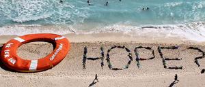 Greenpeace-Aktivisten drücken ihre Hoffnung aus.