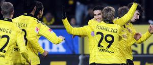 Die Dortmunder bejubeln das 1:0 durch Nuri Sahin.