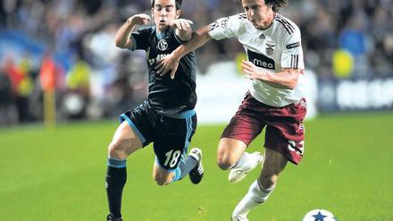 Schneller Spanier. José Manuel Jurado (in Blau) entwischte gegen Benfica mehrmals seinen Gegenspielern und traf zum 1:0. Foto: dpa