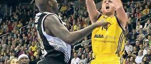 Treffsicher. Albas Marko Marinovic (in Gelb) erzielte gegen Caserta elf Punkte. Foto: Krüger