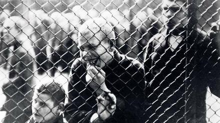 Weggesperrt. Geistig Behinderte – hier eine Szene aus dem Propagandafilm „Erbkrank“ aus dem Jahr 1935 – galten als unwertes Leben. Viele von ihnen wurden für medizinische Experimente missbraucht und umgebracht. Foto: akg-images