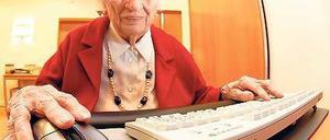 Im Internet mit 99. Die Hamburgerin Irmgard Palusinski ist regelmäßig online. Seit mehr als sieben Jahre nimmt sie an Computerseminaren in ihrem Altenheim teil. Foto: ddp