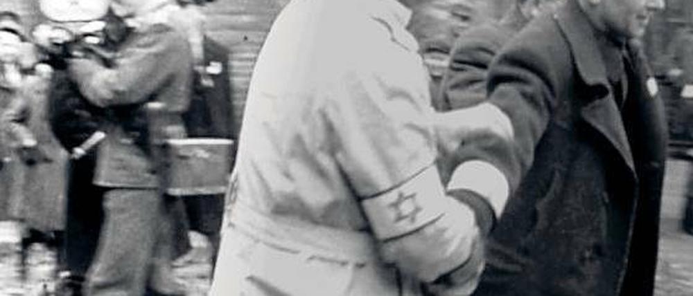 Inszeniertes „jüdisches Leben“. Die Bilder der Nazis aus dem Warschauer Ghetto waren nicht zufällig, sie waren gestellt. Foto: MDR