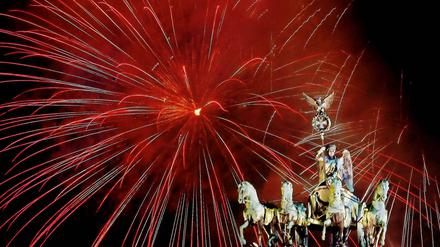 Touristen zieht es nach Berlin, das Feuerwerk am Brandenburger Tor ist auch jedes Jahr beeindruckend.