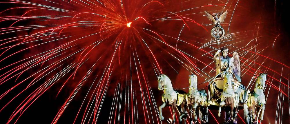 Touristen zieht es nach Berlin, das Feuerwerk am Brandenburger Tor ist auch jedes Jahr beeindruckend.