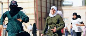 Nicht zu bremsen? Schülerinnen bei einem Laufwettbewerb im jemenitischen Sanaa. Krämer hat dort beobachtet, dass junge „Hardcore-Islamisten“ ihre Schwestern vom Studium abhalten wollen. Doch die Frauen wehrten sich, berichtet die Islamwissenschaftlerin. 