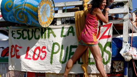 In Mexiko versammeln sich Aktivisten der verschiedensten Organisationen, um für Ergebnisse auf der Klimakonferenz zu protestieren-