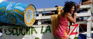 In Mexiko versammeln sich Aktivisten der verschiedensten Organisationen, um für Ergebnisse auf der Klimakonferenz zu protestieren-