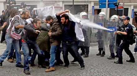 Die Polizei geht am 4. Dezember massiv gegen protestierende Studenten vor.