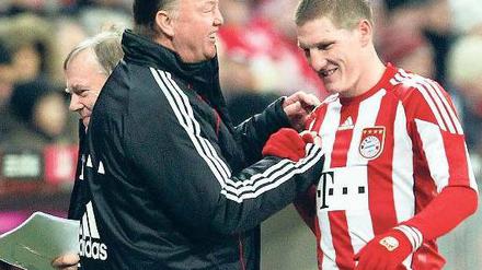 Hand drauf. Bastian Schweinsteiger (r.) bleibt den Bayern erhalten. Bei Louis van Gaal ist das noch nicht sicher. 