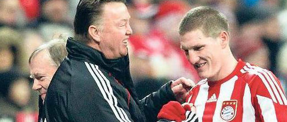 Hand drauf. Bastian Schweinsteiger (r.) bleibt den Bayern erhalten. Bei Louis van Gaal ist das noch nicht sicher. 