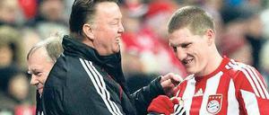 Hand drauf. Bastian Schweinsteiger (r.) bleibt den Bayern erhalten. Bei Louis van Gaal ist das noch nicht sicher.