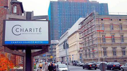 Baustelle Mitte. Die Sanierung des Charité-Bettenhauses zieht sich hin. Am Freitag wird entschieden, wie es mit der Finanzierung weitergehen soll.