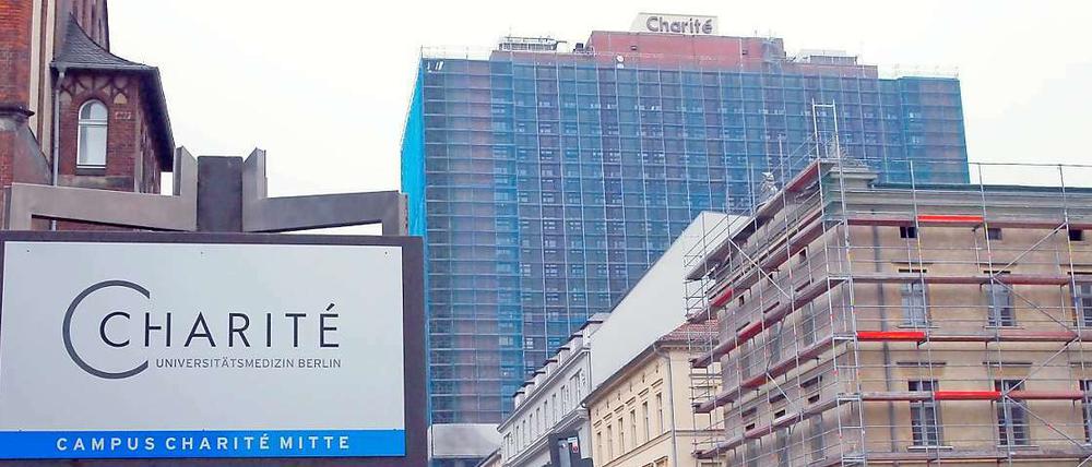 Baustelle Mitte. Die Sanierung des Charité-Bettenhauses zieht sich hin. Am Freitag wird entschieden, wie es mit der Finanzierung weitergehen soll.