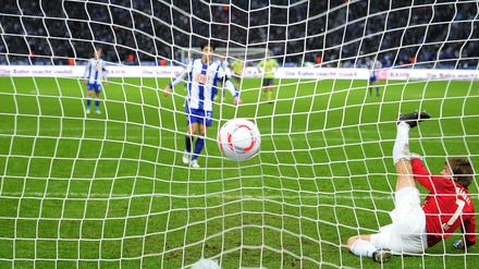 Levan Kobiashvili verwandelt einen Elfmeter zum 1:0.