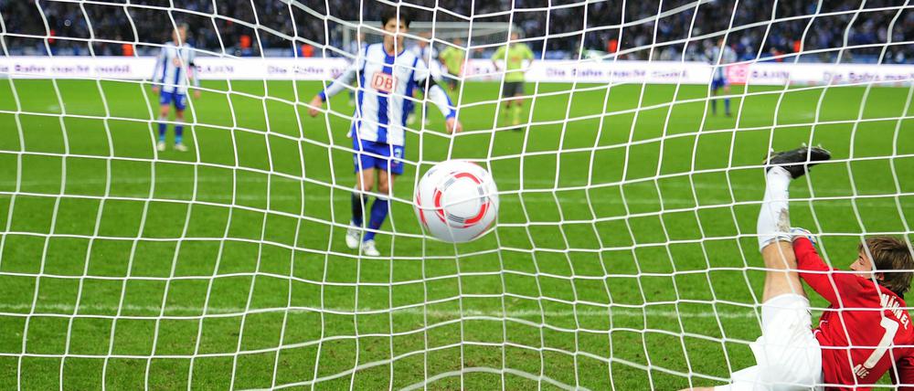Levan Kobiashvili verwandelt einen Elfmeter zum 1:0.