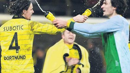 Die Nassmacher. Subotic und Hummels wollen auch in Sevilla feiern. 