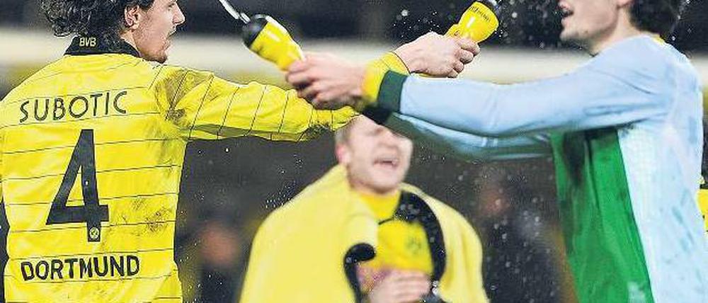 Die Nassmacher. Subotic und Hummels wollen auch in Sevilla feiern. 