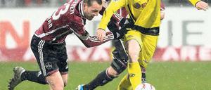 Nicht zu bremsen. Auch der Nürnberger Julian Schieber (l.) konnte Lukasz Piszek und Borussia Dortmund nicht aufhalten. Foto: dpa