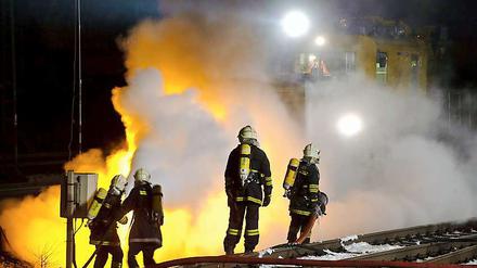 Die Feuerwehr versucht den Brand unter Kontrolle zu bringen. 