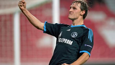 Benedikt Höwedes Tor zum 2:0 bei Benfica lässt Schalke jubeln.
