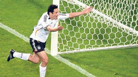 Sein wichtigstes Tor. Oliver Neuville schießt Deutschland bei der WM 2006 zum 1:0-Sieg gegen Polen. Foto: dpa