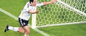 Sein wichtigstes Tor. Oliver Neuville schießt Deutschland bei der WM 2006 zum 1:0-Sieg gegen Polen. Foto: dpa