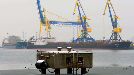 Mit dem Export ihrer Produkte haben die ostdeutschen Betriebe kein Problem - die Binnennachfrage ist jedoch zu schwach. Der Seehafen Wismar.