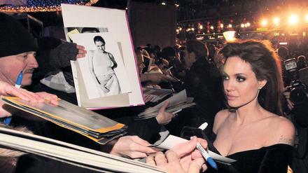Bibbern in Berlin. Wenn die Fans Spalier stehen, trotzt Angelina Jolie jeder Kälte, so auch bei der Premiere von „Der Tourist“ am Potsdamer Platz. 