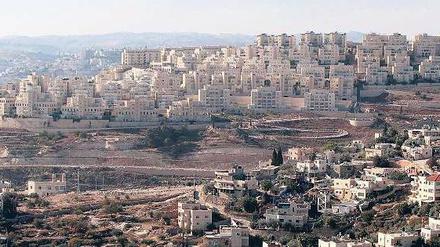Siedlerstädte. Die Siedlungen Umm Tuba in Ostjerusalem (Vordergrund) und Har Homa. Die USA haben keinen Baustopp für jüdische Siedler durchsetzen können. Foto: Baz Ratner/rtr